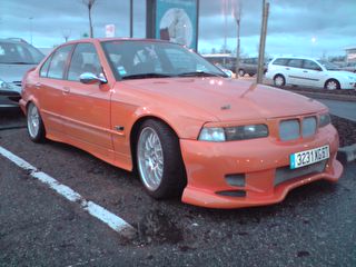 COUCOU ME REVOILA DE LA PEINTURE ORANGE ELECTRIQUE